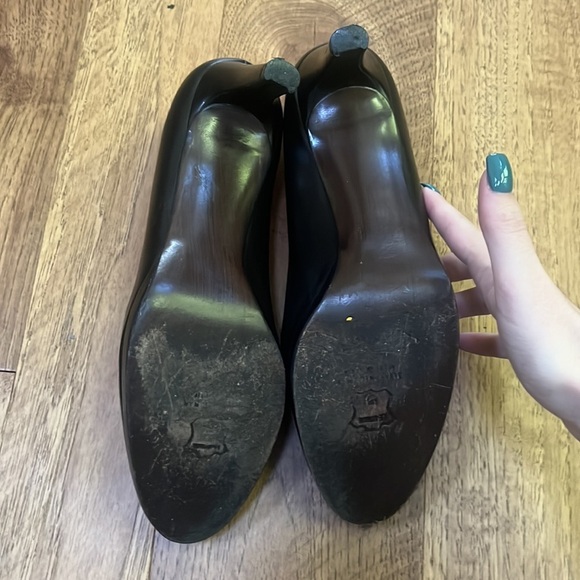 Stuart Weitzman Woman’s Heels Size 9 - Picture 5 of 7